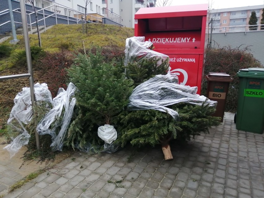 Chociaż to niedozwolone, mieszkańcy masowo zostawiają...