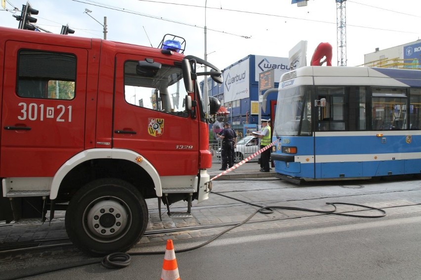 Pożar tramwaju linii 11 na Piłsudskiego. Motorniczy trafił do szpitala (ZDJĘCIA)