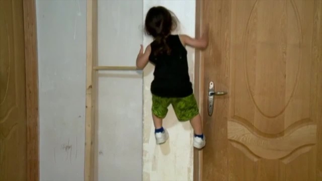 Mały Irańczyk jest też w stanie wspinać się po ścianach swojego domu.