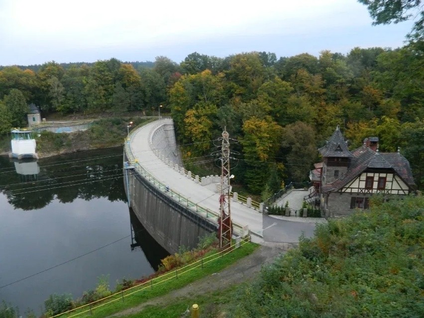 Perełka na sprzedaż. Można kupić wyjątkowy dom na najstarszej zaporze w Polsce (ZDJĘCIA)