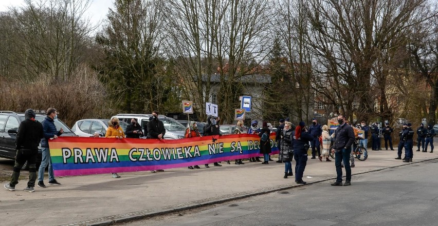 Protest przed Katedrą Oliwską, w której odbywał się ingres...