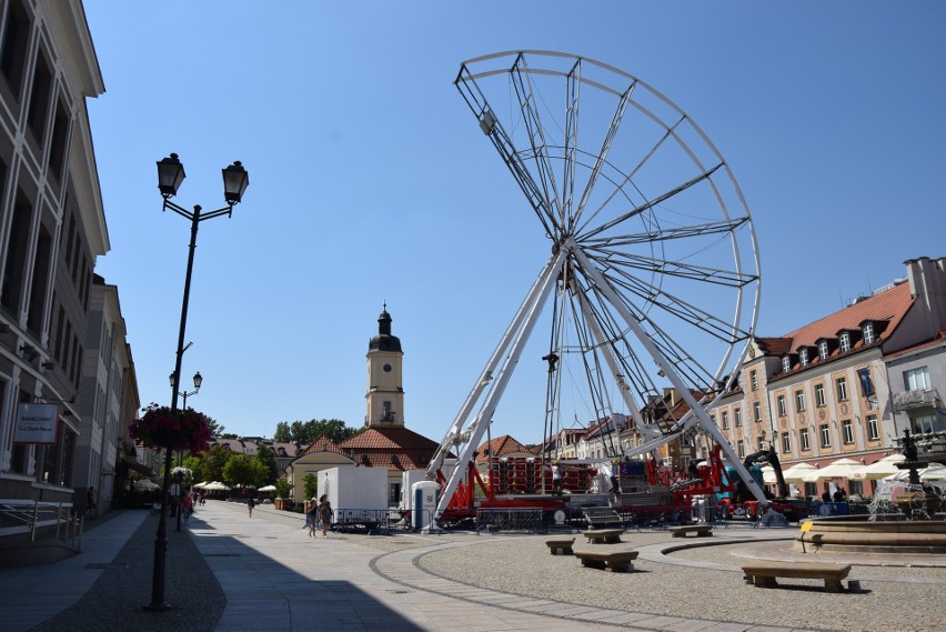 Białystok. Diabelski młyn znika z Rynku Kościuszki. Trwa demontaż konstrukcji (zdjęcia)