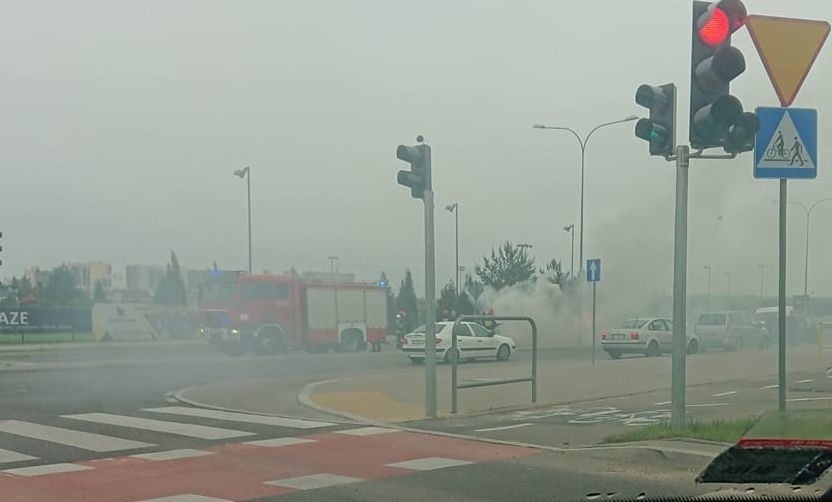 Pożar samochodu na ul. Świętokrzyskiej. Zapaliła się komora...