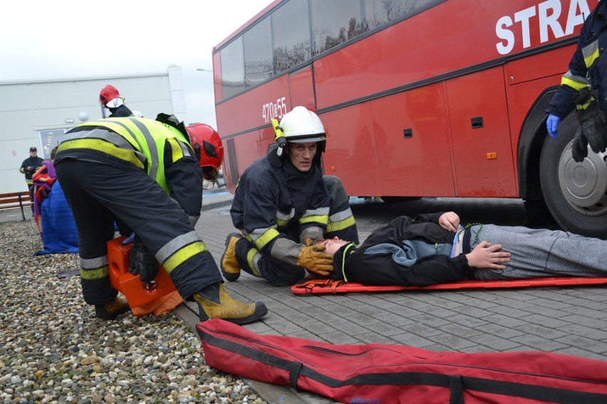 Przy autostradzie A1 w Żorach autobus stanął w ogniu. Strażacy wyciągali rannych ZDJĘCIA