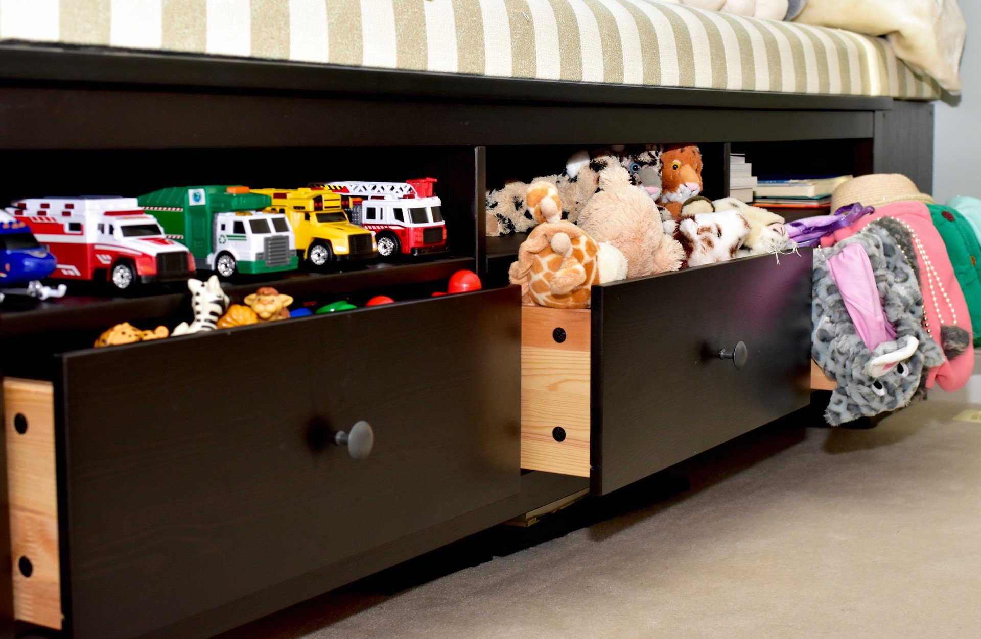 Pojemnik na zabawki nie jest jedynym sposobem na ich przechowywanie. Zobacz  pomysły na uporządkowanie zabawek dziecka | RegioDom