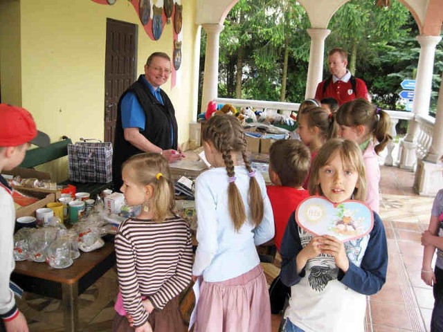 Dzieci z Kraśnika przy stole loterii w Kałkowie