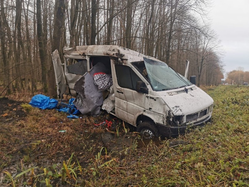 W okolicach Parsowa bus zjechał z drogi o wpadł do rowu....