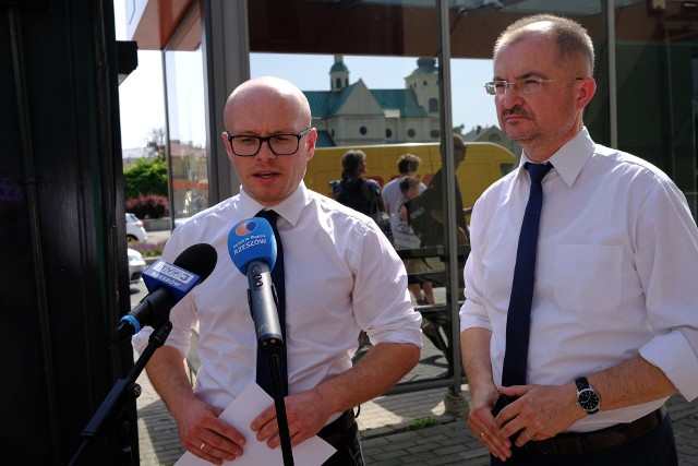 Konferencja prasowa odbyła się w skwarze przy przystanku, stojącym przy al. Piłsudskiego po drugiej stronie Urzędu Wojewódzkiego.  Od lewej: Marcin Fijołek i Waldemar Szumny.