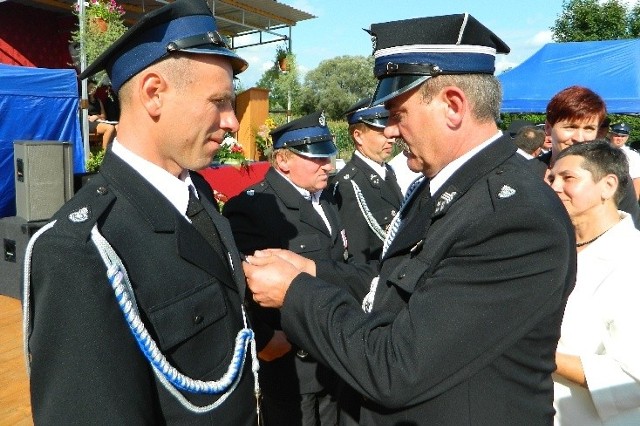 Z okazji jubileuszu starosta Jan Nowak (z prawej) wręczył medale wyróżniającym się strażakom z Ciuślic.