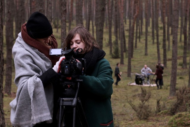 Teledysk do utworu „Stos” powstał w lasach gminy Świecie.  Nakręciły go studentki warszawskiej filmówki