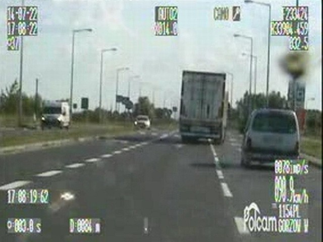 Kierowca ciężarówki przekroczył dozwoloną prędkość i wyprzedzał tuż przed przejściem dla pieszych.