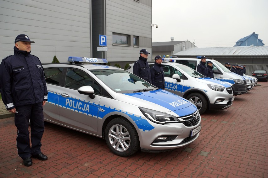 Sądecka policja będzie jeździć nowymi samochodami. Ich wartość to pół miliona złotych [ZDJĘCIA]