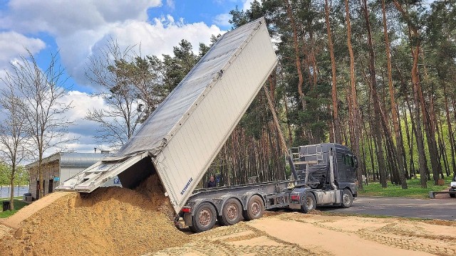 Plaża Dojlidy odnowiona. Boiska do siatkówki zyskały 360 ton świeżego piasku