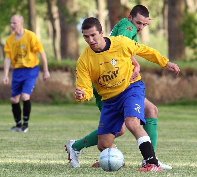 Piłkarze Korala (żółte stroje) mają szansę utrzymania się w IV lidze.