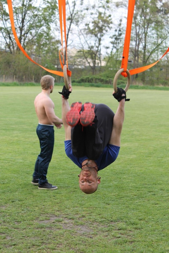 Street workout w BrzegNie mają klubu, działaczy, trenerów, ale mają pasję i zapał do ćwiczeń. Grupa 30 miłośników street workotu trenuje na boisku II LO w Brzegu.