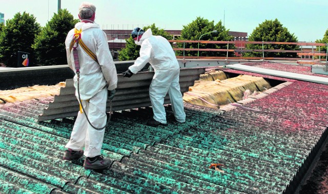 Masz azbest? Możesz go usunąć za darmo Usuwanie azbestu wymaga specjalnego zabezpieczenia i zaangażowania specjalistycznej firmy - azbest jest bowiem bardzo szkodliwy dla zdrowia.