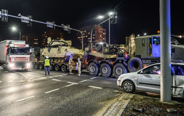 11 marca na rondzie Fordońskim doszło nietypowego wypadku - volkswagen polo zderzył się z pojazdem wojskowym, przewożącym czołg