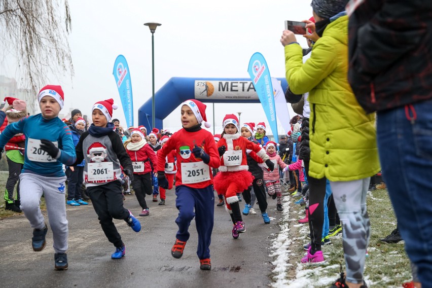 Dzieci pobiegły w Biegu Mikołajów 2017 w Krakowie