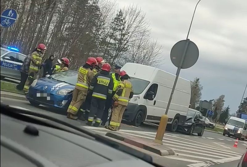 Białystok. Wypadek trzech aut na Szosie Zabłudowskiej. Trzy osoby trafiły do szpitala [ZDJĘCIA]