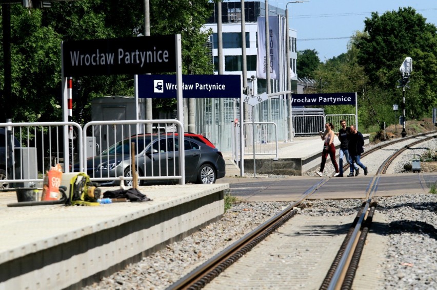 Ostatnie prace przed otwarciem linii kolejowej Wrocław -...