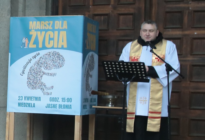 Święcenie pokarmów przed kościołem Najświętszego Serca Pana Jezusa w Szczecinie. W kościele to okres ciszy!