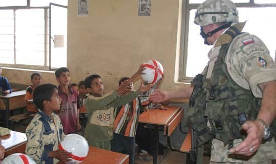 Żołnierze odwiedzili m. in. szkołę podstawową Al-Mabahg. Każdy otrzymał podstawowe przybory szkolne. Najlepsi dostali również piłki.