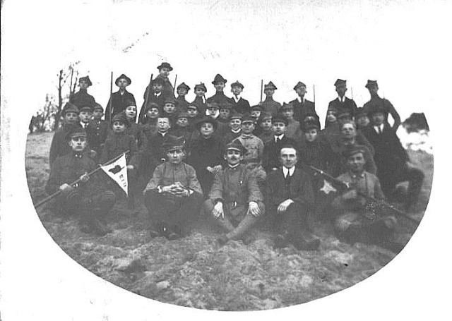 Marzec 1919 r. 1. Drużyna Skautów Toruniu - w I rzędzie siedzą od lewej: T. Żuchowski, S. Bocheński, S. Kuchta, F. Beszczyński, B. Ronatowski