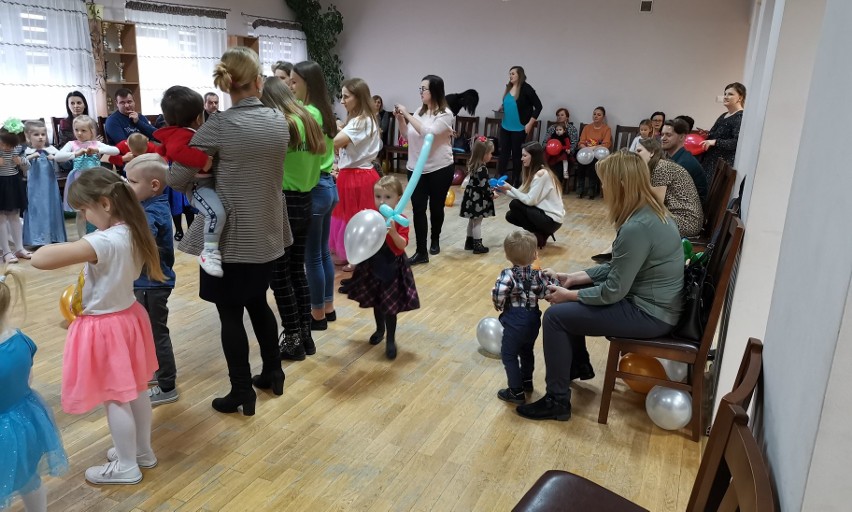 Dzieci z gminy Stara Błotnica bawiły się podczas balu w...