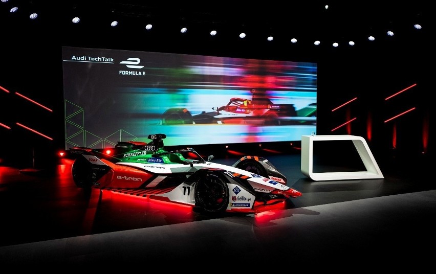 Podczas konferencji prasowej online zespół Audi Sport ABT...