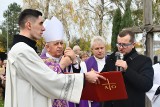 Wszystkich Świętych 2023 w Kielcach. Biskup Jan Piotrowski odprawił mszę na cmentarzu na Piaskach 