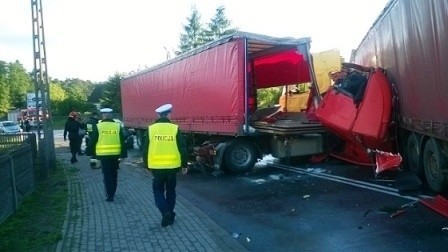 Zderzenie tirów koło Sieradza. Trzy osoby ranne [ZDJĘCIA]