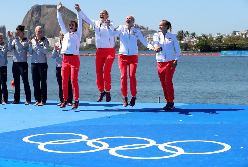 Polska czwórka podwójna kobiet na olimpijskim podium w Rio.