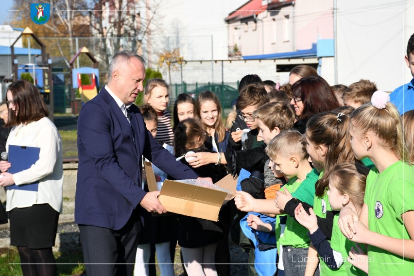 Nowy Sącz. Prezydent Handzel otworzył nowe boisko przy Szkole Podstawowej nr 8 [ZDJĘCIA]