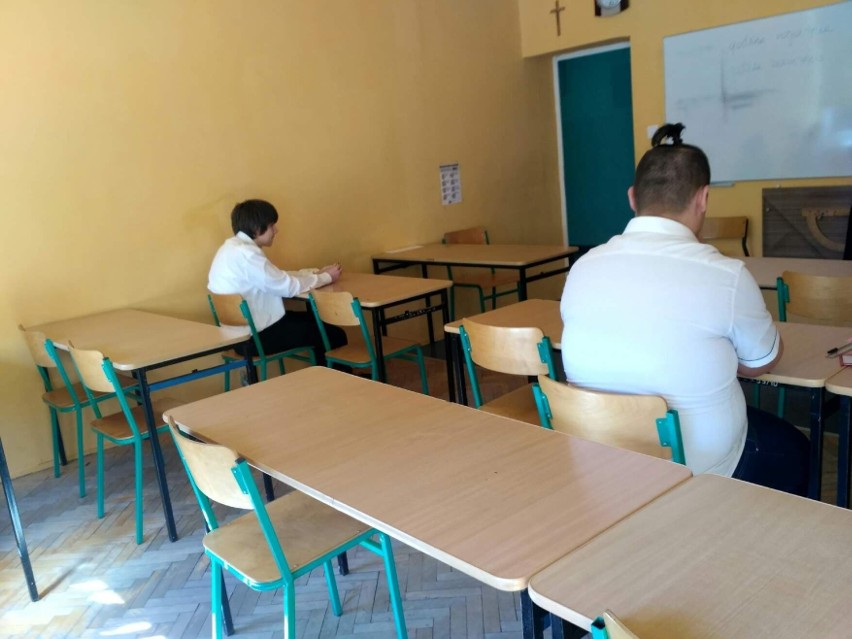 Egzamin ósmoklasisty 2021. Uczniowie ze Starachowic zmagali się z matematyką [ZDJĘCIA]