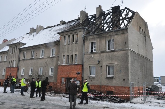 6 zastępów straży pożarnej gasiło pożar kamienicy przy ul. Wachowskiej 8 w Oleśnie. Ogień wybuchł na poddaszu ok. 2.30 w nocy. Płomienie zauważyli mieszkańcy. Najpierw dym pojawił się w mieszkaniu na poddaszu. Dziewczynka zaalarmowała ojca, że dym jest w jej pokoju. Ojciec zadzwonił po straż pożarną. [yt]bqWZ9qZ7ix4[/yt]