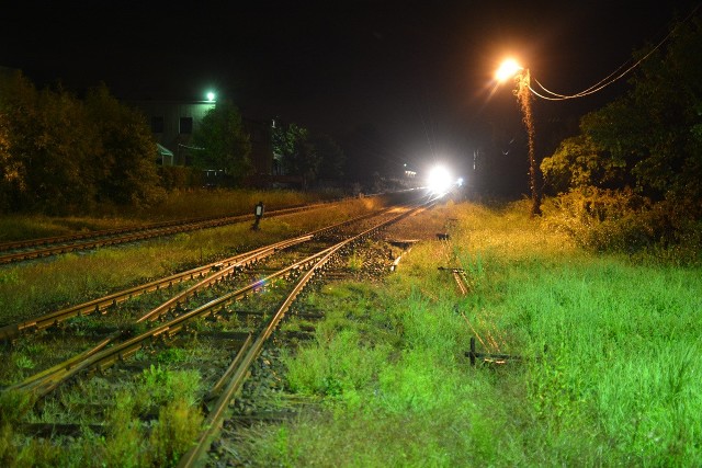 Do tragicznego wypadku doszło na niestrzeżonym przejeździe kolejowym w Witnicy (powiat gorzowski). Tragedia wydarzyła się w niedzielę, 4 września, późnym wieczorem. Tragedia wydarzyła się w niedzielę późnym wieczorem. Poinformował nas o niej Czytelnik, a wkrótce tragiczne informacje potwierdzili lubuscy strażacy. - Wypadek był na niestrzeżonym przejeździe kolejowym w Witnicy - mówi nasz Czytelnik.Zginęła na oczach ludzi. Tragiczny wypadek w Witnicy[Pociąg śmiertelnie potrącił kobietę. Na miejsce wezwano policję, prokuratora oraz strażaków. Ci ostatni pomagali m. in. w oświetleniu miejsca tragedii. Pociąg, którym została potrącona kobieta, jechał od strony Krzyża. Na razie nie wiadomo, jak doszło do tragedii. Policja nie wyklucza samobójstwa. Szczegółowy przebieg zdarzenia ustali jednak policyjne śledztwo pod nadzorem prokuratury.Po wypadku ruch na trasie kolejowej Kostrzyn - Krzyż został całkowicie wstrzymany. Pasażerowie, którzy jechali pociągiem, zostali odwiezieni przez autobusy.Przerażające nagrania z rogatekZobacz też:* 21-latek położył się na torach w Kostrzynie. Zginął pod kołami pociągu* 