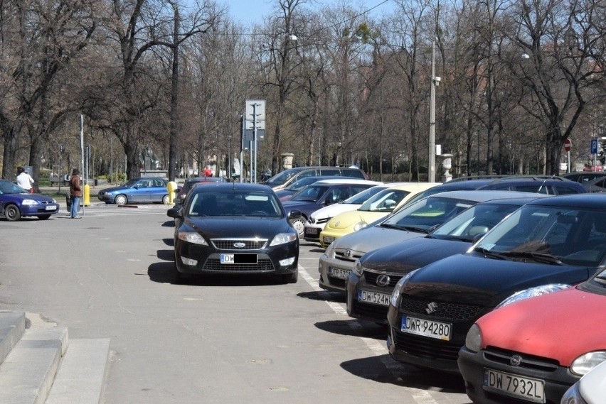 Plac Społeczny jest zatłoczony. Nie ma gdzie parkować (ZDJĘCIA)