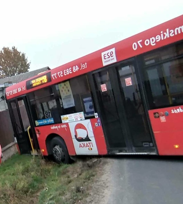 Przegubowy autobus nr 18 nie zmieścił się na pętli w Kozłowie.
