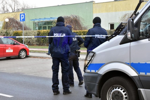 Do dramatycznych scen doszło dziś w Boguszowie - Gorcach. 30-letni mężczyzna uzbrojony w młotek ciesielski rzucił się na funkcjonariuszy. Policjanci zmuszeni byli do użycia broni!