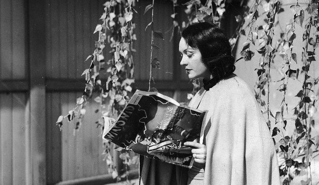Pola Negri znana była nie tylko z ekranu, ale w równej mierze z łamów prasy, opisującej jej liczne pikantne romanse
