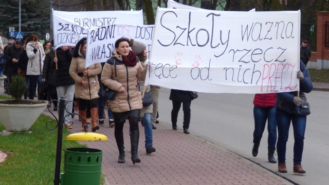 Tak mieszkańcy  protestowali przed ratuszem  w  Kazimierzy Wielkiej przeciwko likwidacji szkół.