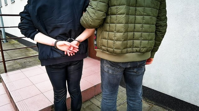 Policjanci zatrzymali podejrzanych w pow. łosickim, skąd pochodzą. Tam też funkcjonariusze odnaleźli zabrane pokrzywdzonemu audi. Było ukryte było w kompleksie leśnym