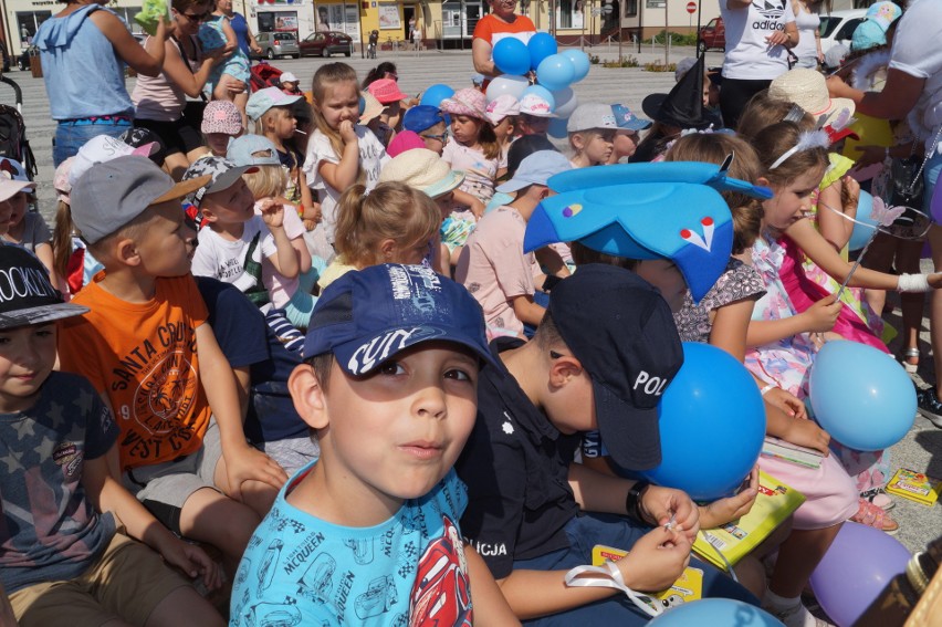 Maków Czyta! Wielkie czytanie w Makowie Mazowieckim podczas IV edycji ogólnopolskiej akcji "Jak nie czytam, jak czytam" na makowskim rynku