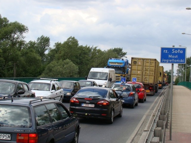 Takie obrazki za ponad dwa lata powinny zniknąć z centrum Oświęcimia. Wojewoda małopolski wydał zezwolenie na realizację inwestycji drogowej („zrid”) dotyczące budowy obwodnicy Oświęcimia do drogi ekspresowej S1