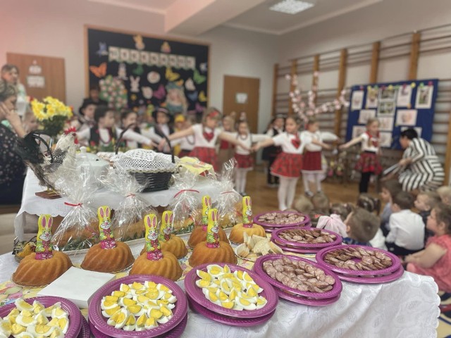 Na "Śniadaniu Wielkanocnym" w Przedszkolu w Sędziszowie czekały na dzieci oraz gości tradycyjne potrawy przygotowane przez Koło Gospodyń Wiejskich z Piołunki. Pośród nich żurek, babki wielkanocne i wiele innych