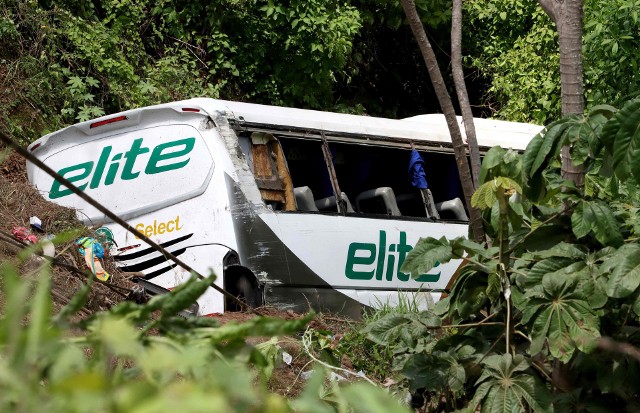 18 osób zginęło, gdy autobus spadł w głąb 40-metrowego wąwozu