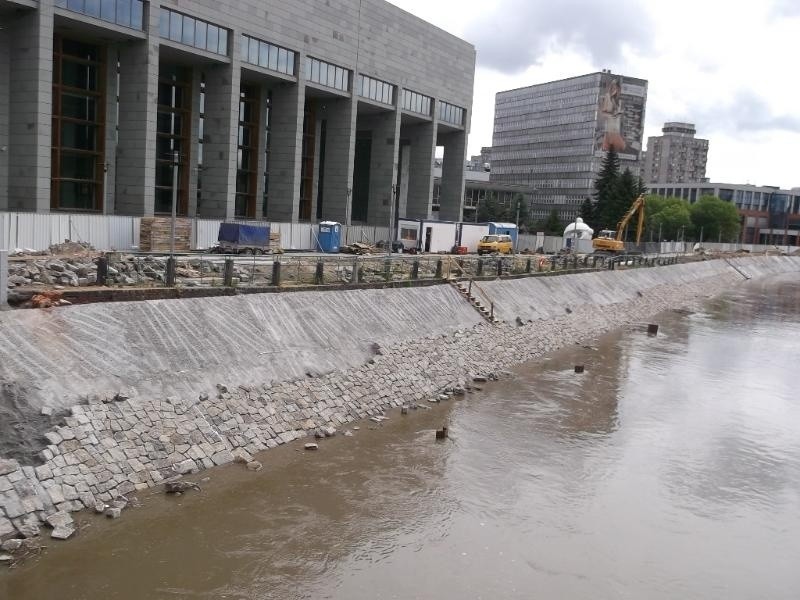 Fala kulminacyjna przechodzi przez Wrocław. Ale poziom Odry spada (ZDJĘCIA)