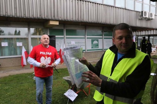 Protestujący przygotowali taczki, worki ze słomą i nagłośnienie, przez które puszczali m.in. religijne pieśni.