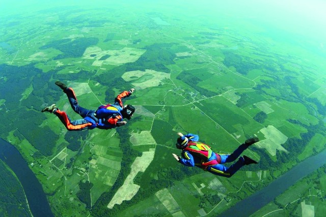 Skoki spadochronowe to nie jest wypoczynek dla leniwych. Tu relask znajdą ci, którzy lubią adrenalinę.