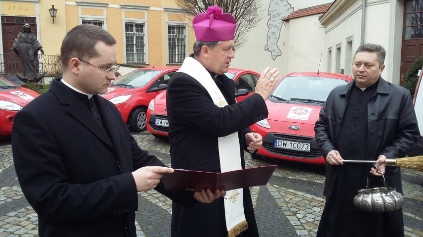 Arcybiskup Józef Kupny poświęcił nowe pojazdy wrocławskiej...